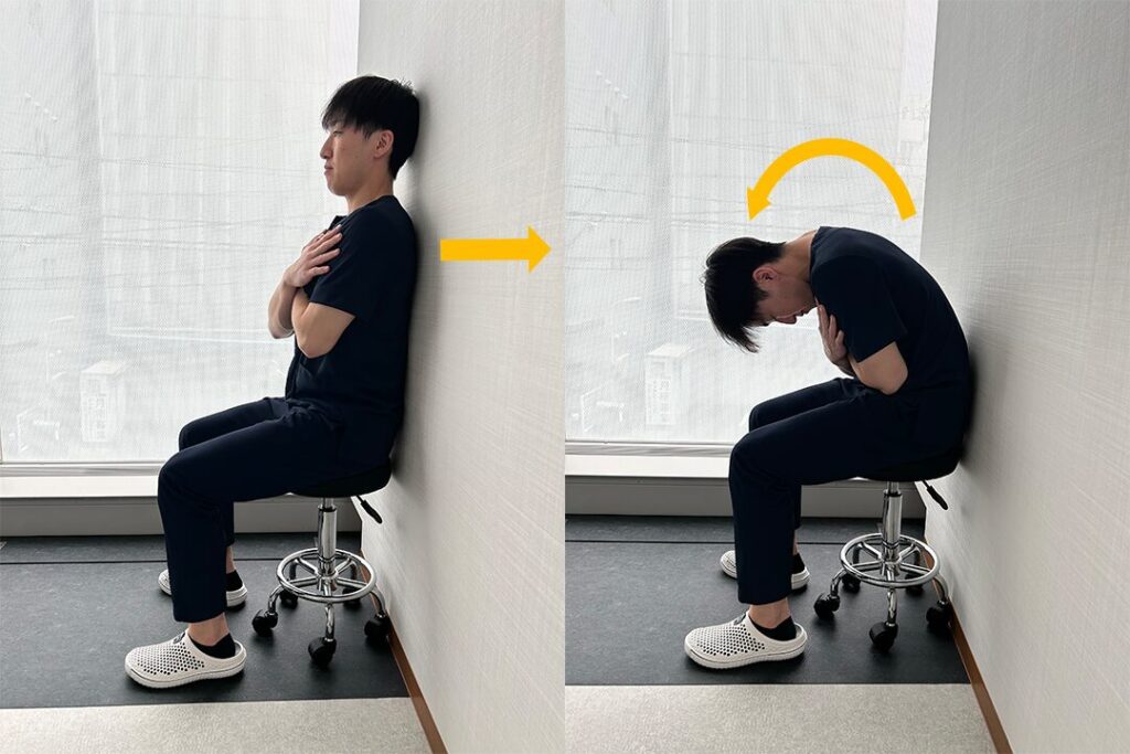 (左：吸気に合わせて3秒壁をゆっくり押す。これが背筋筋力訓練になります。)
(右：その後呼気に合わせて、ゆっくりと可能な範囲で前屈します。これが背筋ストレッチング運動になります。)