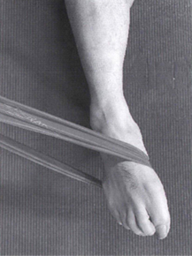 ゴムチューブを用いたトレーニング：後脛骨筋の作用である足関節を底屈して行います